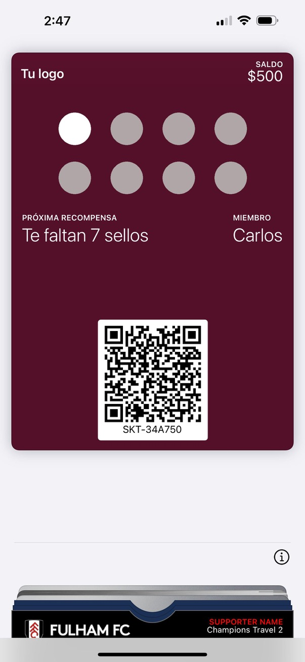 Ejemplo real en Apple Wallet: tarjeta color vino, saldo de $500 y uno de ocho sellos; faltan siete para la recompensa.